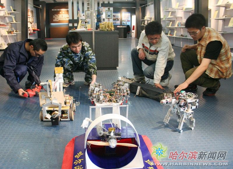 哈工大學(xué)生給無人機(jī)裝上機(jī)械臂哈工大學(xué)生成功為無人機(jī)裝上機(jī)械臂，創(chuàng)新與技術(shù)的融合