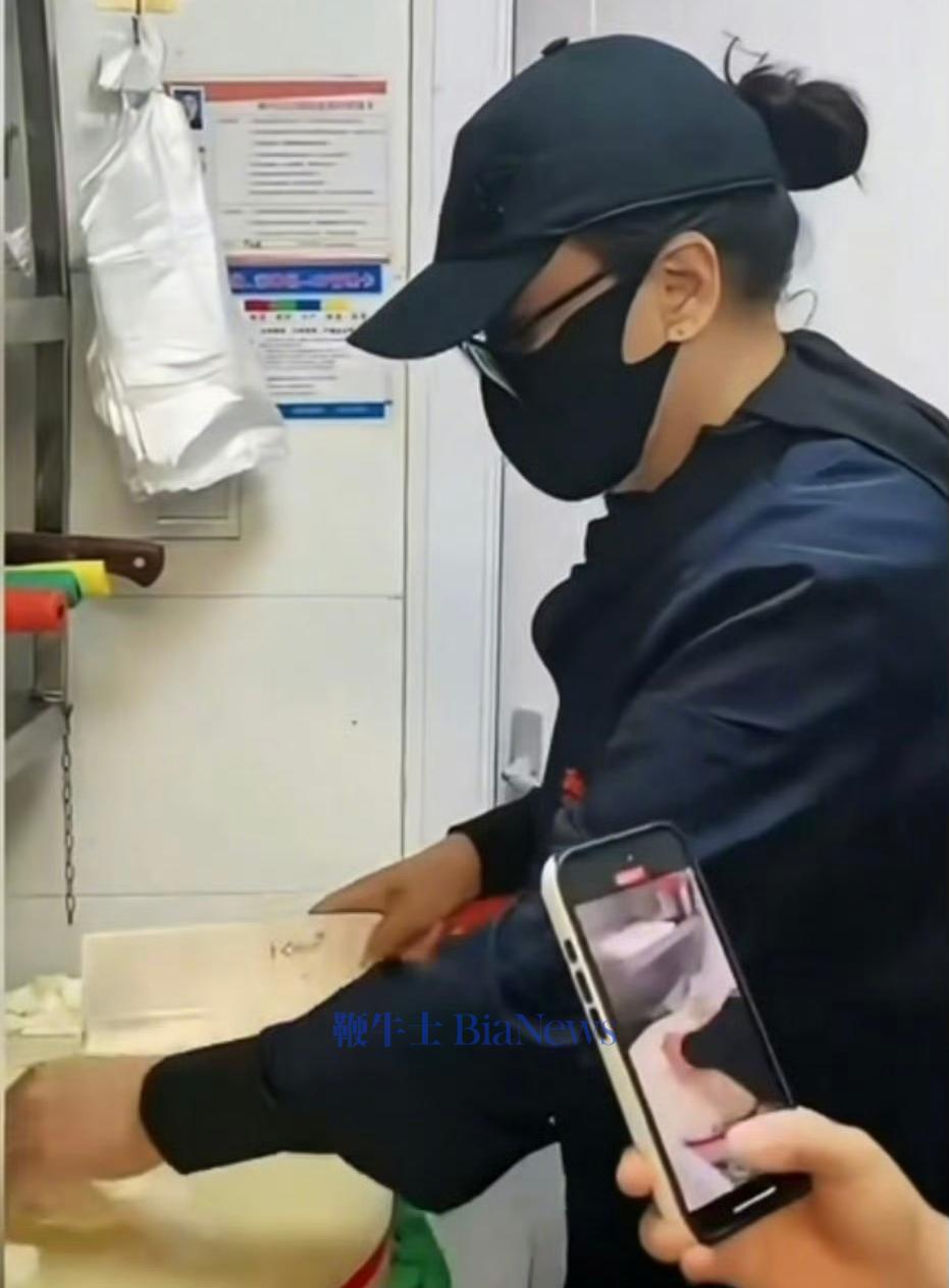 張?zhí)m進麻六記后廚直播被曝無健康證張?zhí)m進軍麻六記后廚直播，現(xiàn)場曝光引發(fā)無健康證爭議