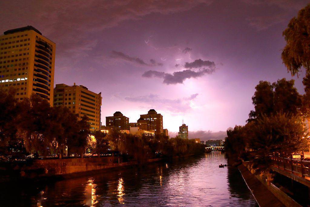 實(shí)拍北京閃電劃破夜空是真的嗎實(shí)拍北京閃電劃破夜空背后的真相揭秘