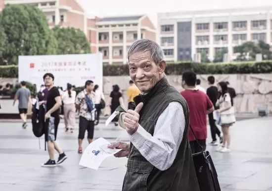 75歲老人參加法考一位75歲的老人參加法考，雖然年齡較大，但如果具備足夠的知識儲備、學(xué)習能力和法律實踐經(jīng)驗，完全有資格參加考試。