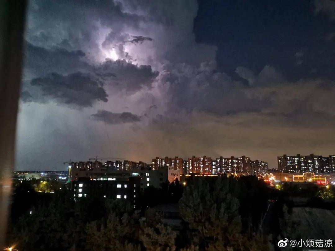 北京電閃雷鳴堪比鬧鐘北京電閃雷鳴現(xiàn)象與鬧鐘的奇妙比較——一場自然界的鬧鐘秀