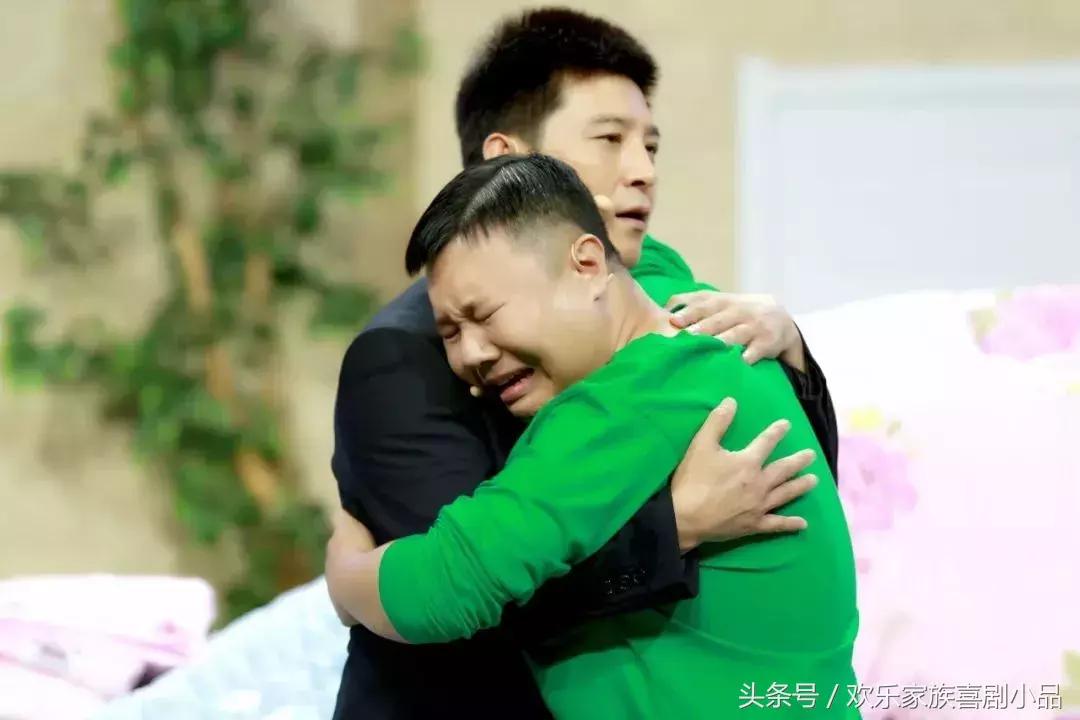 北京冰雹：車蓋被砸出“氣泡膜”北京冰雹，車蓋被砸出氣泡膜，看京城如何應(yīng)對極端天氣！