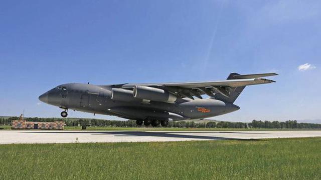 運20簡介運-20是中國研究制造的新一代軍用大型運輸機，于2013年首次試飛成功，并在次年正式公開亮相。這款飛機被視為是中國空軍向戰(zhàn)略空軍轉(zhuǎn)型的重要一步。其主要功能包括空中運輸和戰(zhàn)術支援，能夠執(zhí)行復雜氣象和地理條件下的物資運輸任務。以下是關于運-20的一些詳細介紹