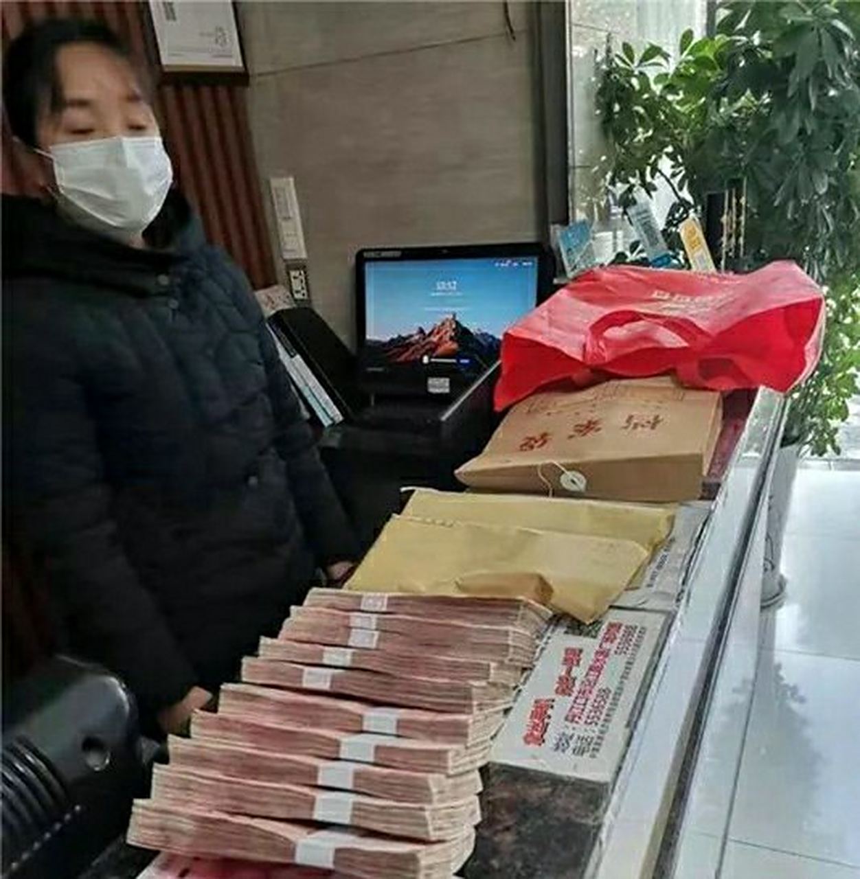 女子將99000元現(xiàn)金當(dāng)垃圾丟掉女子誤將99000元現(xiàn)金當(dāng)垃圾丟掉，警惕生活中的小疏忽引發(fā)大損失