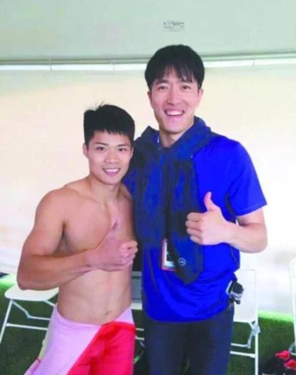 全紅嬋開學日和院長蘇炳添合影全紅嬋開學日與體育傳奇蘇炳添合影，共同見證體育精神的傳承與發(fā)揚