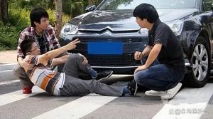 女子騎車沖到馬路中間致他人摔倒對(duì)于女子騎車沖到馬路中間導(dǎo)致他人摔倒的情況，具體的責(zé)任和后果需要根據(jù)實(shí)際情況來判斷。以下是一些可能的處理方式