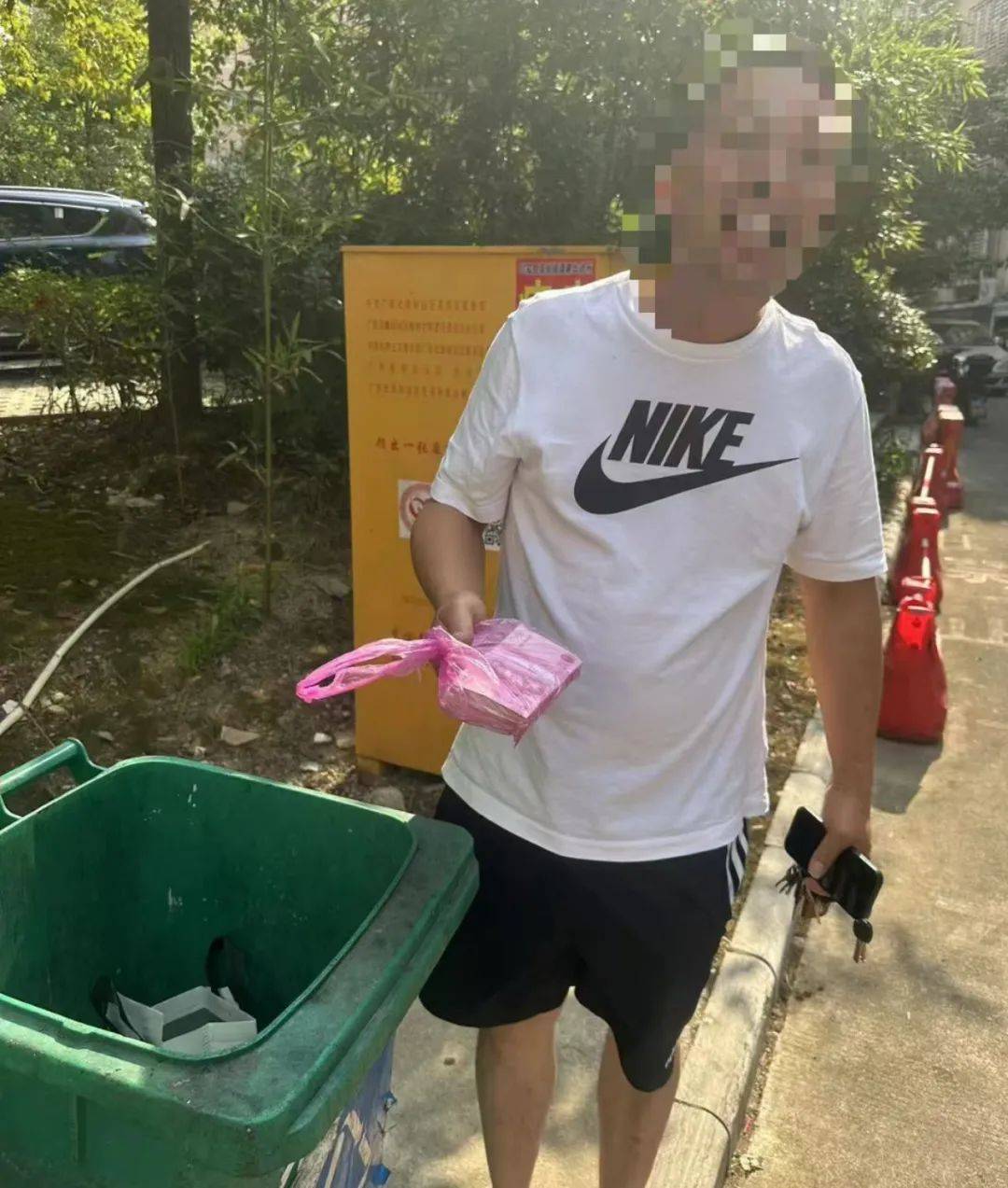 把錢扔進垃圾桶犯法是的，將錢扔進垃圾桶是一種不負責任和不道德的行為，并且可能涉及到違法行為。這種行為可能涉及到財產(chǎn)浪費和資源浪費的問題，也可能涉及到故意破壞財物等行為，具體是否違法需要根據(jù)具體情況來判斷。