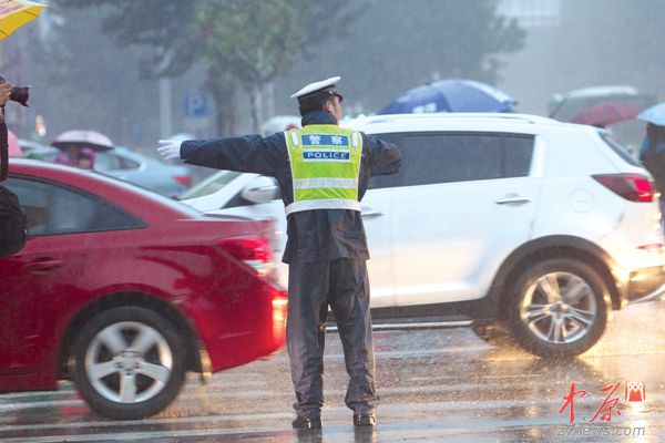 警察雨中執(zhí)勤警察雨中執(zhí)勤是一種非常辛苦的工作，他們需要面對(duì)惡劣的天氣和環(huán)境，保護(hù)公眾的安全和秩序。在雨中執(zhí)勤時(shí)，警察需要保持高度的警覺性和注意力，以確保他們的行動(dòng)能夠迅速應(yīng)對(duì)緊急情況。他們還需要面對(duì)各種挑戰(zhàn)，如交通堵塞、人群聚集等，以確保公眾的安全和穩(wěn)定。