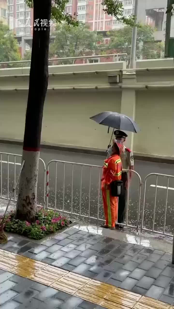 給武警打傘為武警撐起一片晴空——打傘行動的重要性與意義