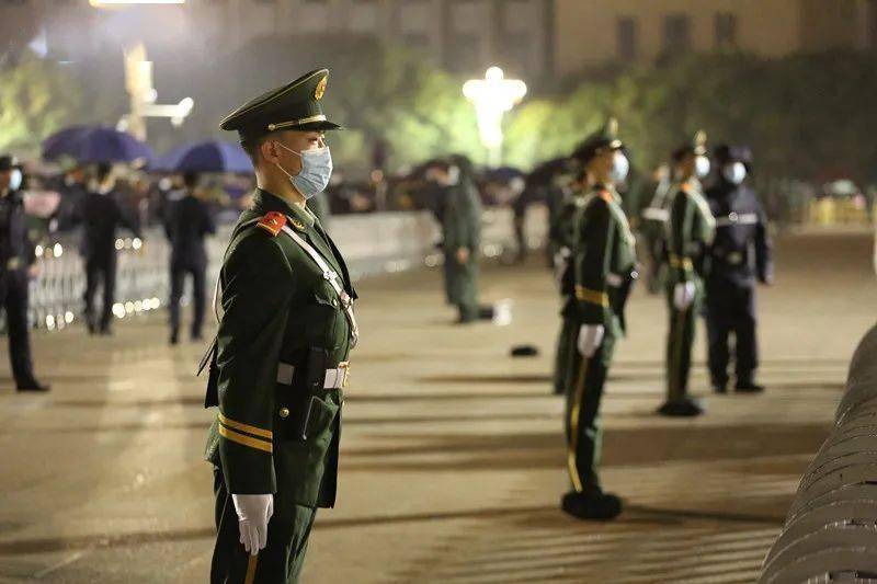 大雨中游客紛紛幫執(zhí)勤武警戰(zhàn)士撐傘這是一個(gè)充滿溫暖和感動(dòng)的場(chǎng)景，體現(xiàn)了人們之間的互助和關(guān)愛(ài)，特別是在面對(duì)困難時(shí)。