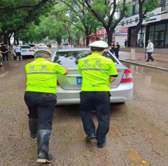 交警雨中撐傘交警雨中撐傘是一種表達(dá)對(duì)交通警察辛勤工作的敬意和贊揚(yáng)的方式。在雨天或其他惡劣天氣條件下，交通警察仍然需要堅(jiān)守崗位，保障道路交通的安全和暢通。他們冒著雨指揮交通，并時(shí)刻關(guān)注著路上的情況，以確保行人和駕駛員的安全。此時(shí)，交警撐傘可以遮擋雨水，保護(hù)他們免受雨水侵襲，同時(shí)也體現(xiàn)了對(duì)交警工作的關(guān)心和尊重。