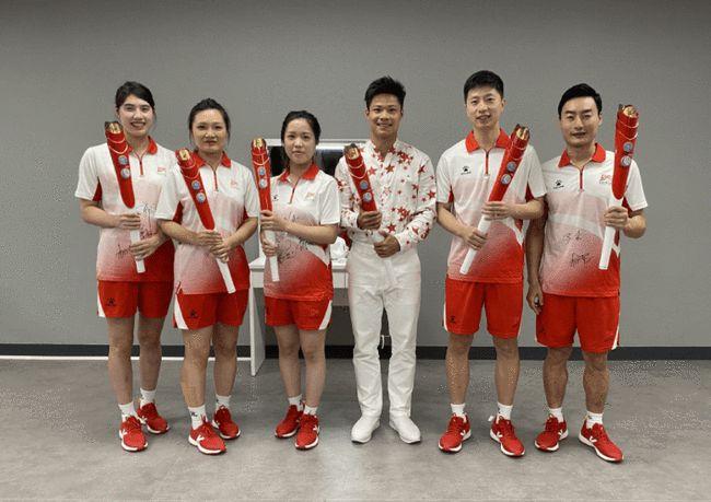 全紅嬋開學(xué)日和院長(zhǎng)蘇炳添合影全紅嬋開學(xué)日驚喜現(xiàn)身，與院長(zhǎng)蘇炳添合影引發(fā)關(guān)注