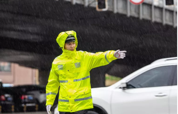 警察雨中執(zhí)勤警察雨中執(zhí)勤是一種非常辛苦的工作，他們需要面對(duì)惡劣的天氣和環(huán)境，保護(hù)公眾的安全和維護(hù)秩序。在這種情況下，他們不僅要面對(duì)雨水的影響，還要應(yīng)對(duì)各種緊急情況和其他挑戰(zhàn)。