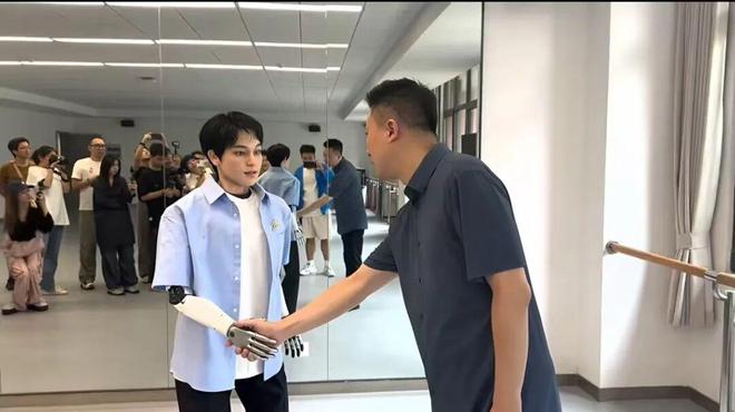 全國首位機器人博士生入學上戲全國首位機器人博士生入學上海戲劇學院的探索之旅