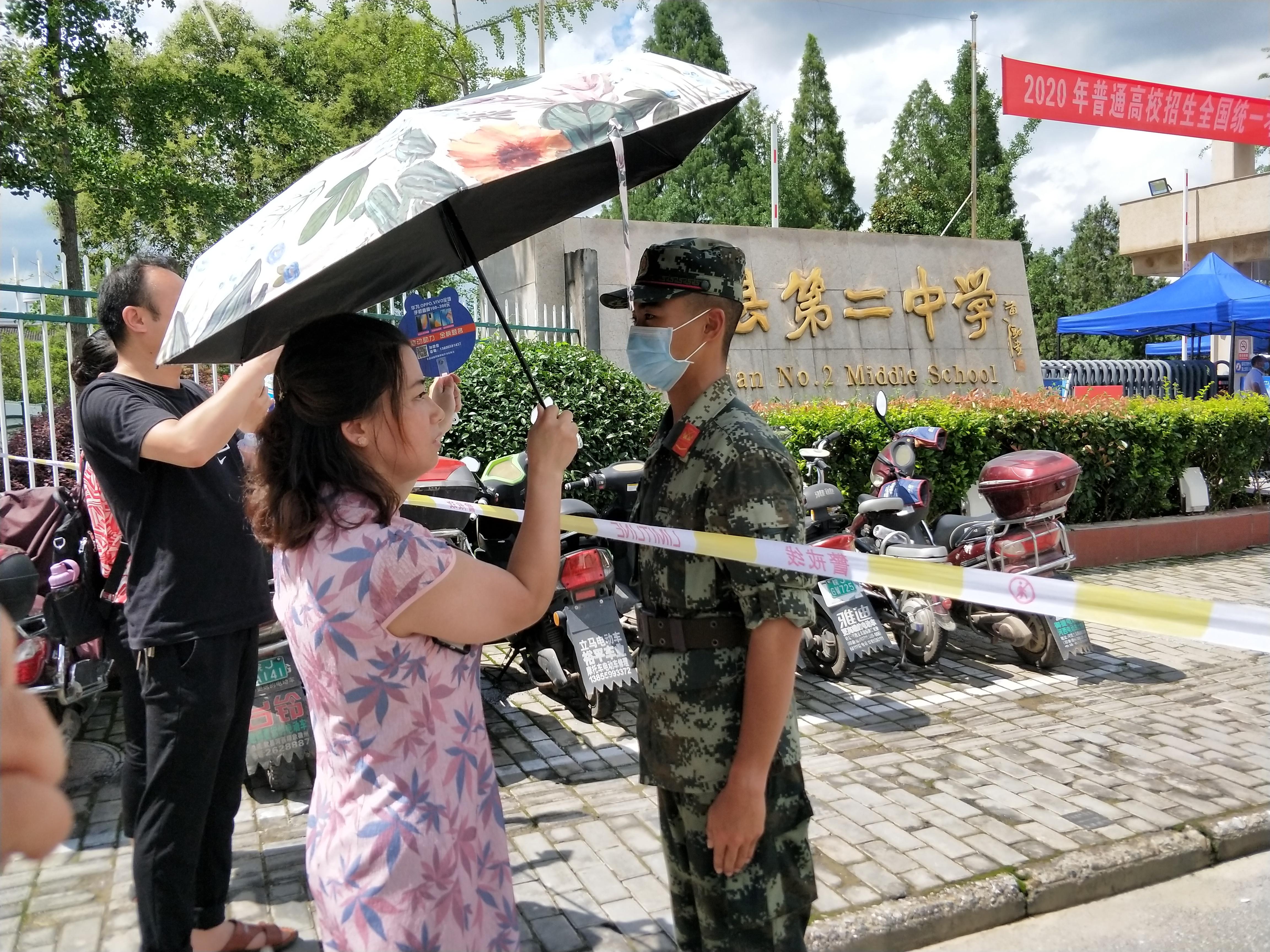 武警的雨傘武警專用雨傘，功能特點(diǎn)與重要性