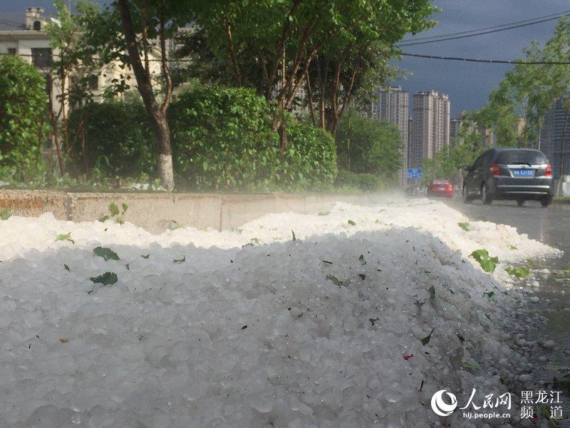 哈爾濱大晴天突降冰雹哈爾濱大晴天突降冰雹是一種比較罕見(jiàn)的氣象現(xiàn)象。冰雹通常出現(xiàn)在雷雨云中，當(dāng)云層中的水汽凝結(jié)成冰球并在氣流中翻滾，最終落到地面時(shí)形成冰雹。雖然冰雹通常在雷雨天氣中出現(xiàn)，但在某些情況下，也可能在晴天出現(xiàn)。