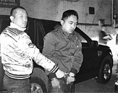 夫婦遇求助開門被殺這是一個(gè)非常嚴(yán)重的案件，涉及到夫妻遭遇求助后開門被殺的悲慘事件。在這種情況下，我們應(yīng)該尊重受害者和他們的家人，并認(rèn)識(shí)到這是一個(gè)復(fù)雜而敏感的問題，需要依法處理。
