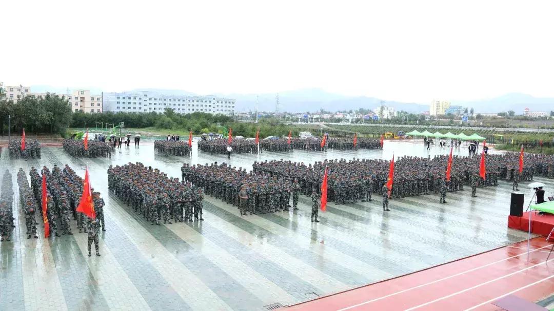 蘭州一高校硬核軍訓(xùn)堪比大片蘭州一高校硬核軍訓(xùn)震撼上演，場面堪比大片