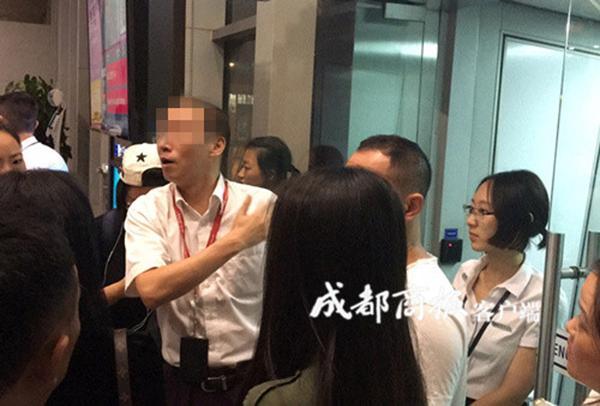 乘客機(jī)場下跪求助工作人員 海航回應(yīng)乘客機(jī)場下跪求助工作人員，海航回應(yīng)背后的故事