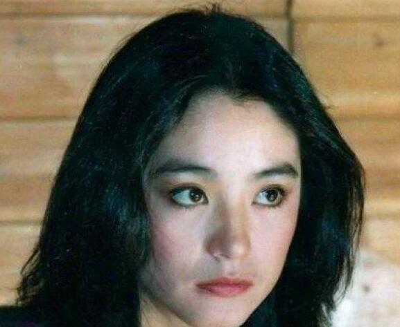 何超瓊現(xiàn)身開學典禮何超瓊現(xiàn)身開學典禮，見證教育之光，共筑未來希望