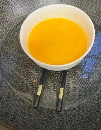 男子在燉肉時(shí)睡著,醒來身邊都是消防員男子燉肉時(shí)意外睡著，醒來身邊竟是一片消防員的身影