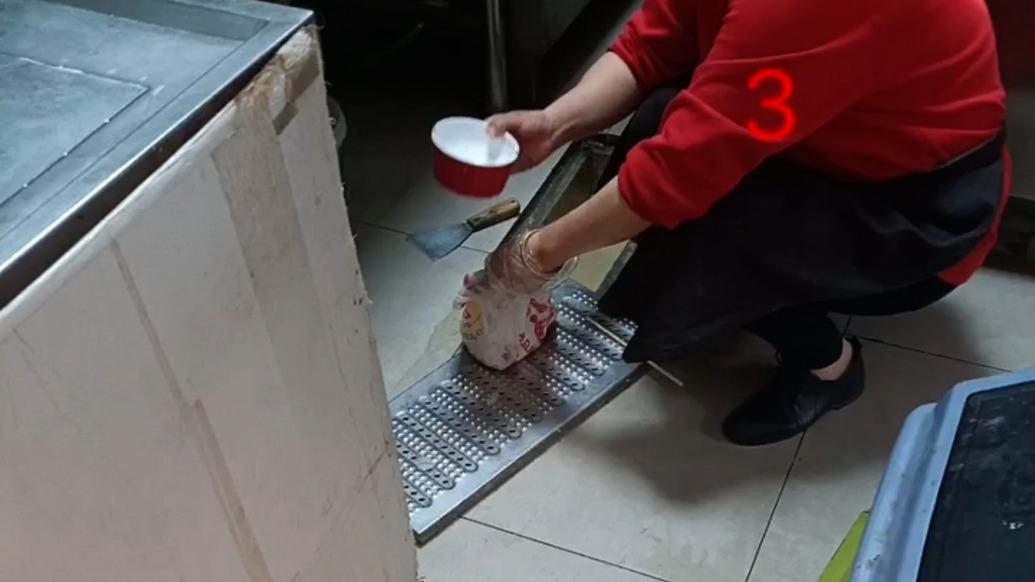 西貝員工用漏勺疏通下水道引質(zhì)疑西貝員工使用漏勺疏通下水道引發(fā)質(zhì)疑背后的真相與反思