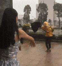 為雨中執(zhí)勤的交警打傘作文雨中的守護(hù)神，為交警打傘，傳遞溫暖的力量