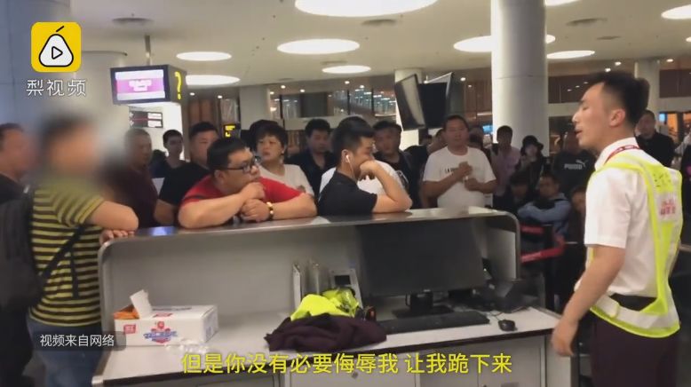 乘客機場下跪求助工作人員 海航回應乘客機場下跪求助工作人員，海航迅速回應，我們一直在行動！