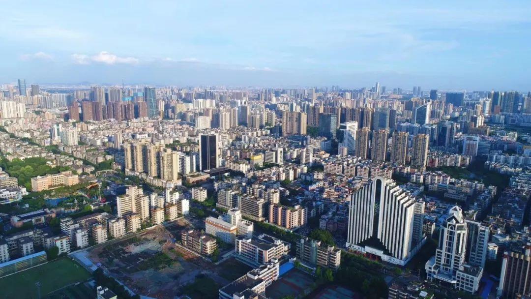 租房新規(guī)明起實(shí)施是的，新的租房規(guī)定即將從明天開始實(shí)施。這些規(guī)定主要是為了保障租房者的權(quán)益，規(guī)范租賃市場行為，促進(jìn)租賃市場的健康發(fā)展。具體實(shí)施的租房新規(guī)可能包括一些重要的內(nèi)容，例如