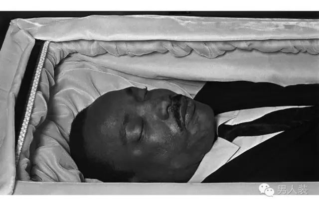 柯克遺孀趴在棺柩上痛哭柯克遺孀深情哀悼，悲痛痛哭在棺柩旁
