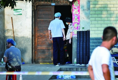 夫婦遇求助開門被殺夫婦好心開門遇求助卻遭殺害，引發(fā)社會深思