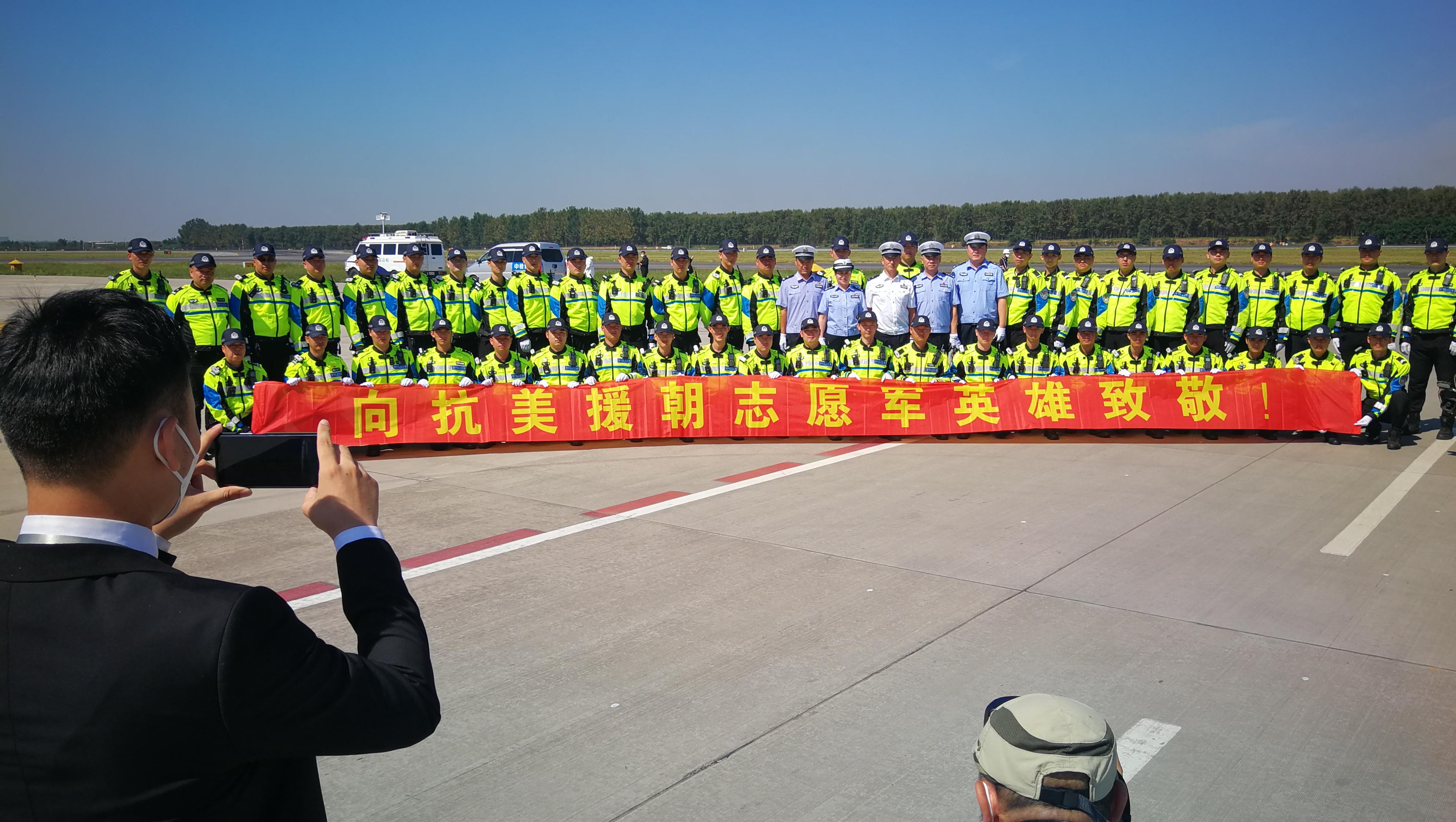 73歲老人趕到沈陽迎烈士父親回國視頻這段視頻描述了一位73歲的老人趕到沈陽，迎接他烈士父親的回國儀式。這是一個充滿敬意和情感的時刻，體現(xiàn)了家庭對烈士的深深懷念和尊重。
