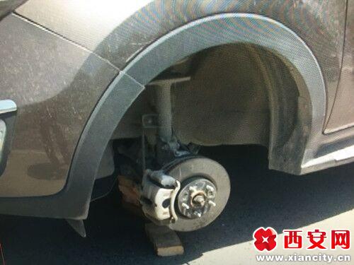男子倒車時(shí)擺臂斷裂與車轱轆分家震驚！男子倒車時(shí)遭遇意外，擺臂斷裂竟與車轱轆分道揚(yáng)鑣！