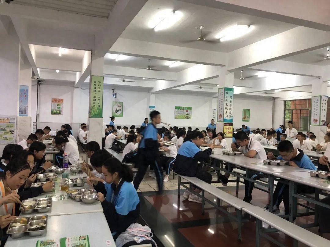 中學(xué)食堂無(wú)座椅 對(duì)學(xué)生健康有影響嗎知乎中學(xué)食堂無(wú)座椅，是否影響學(xué)生健康？知乎熱議解析