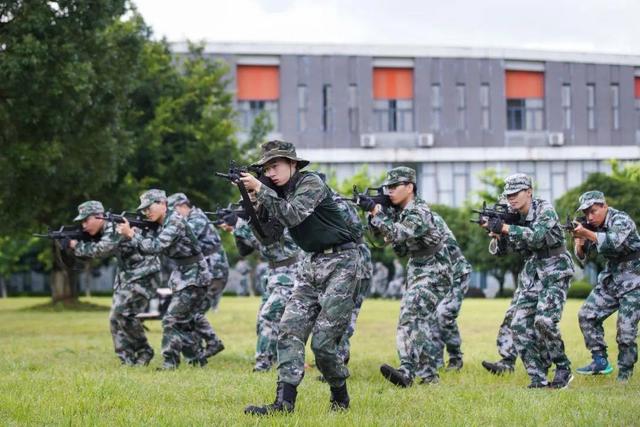 蘭州一高校硬核軍訓堪比大片蘭州一所高校的軍訓因為其高標準和嚴格訓練而備受關(guān)注，被形容為硬核軍訓堪比大片。