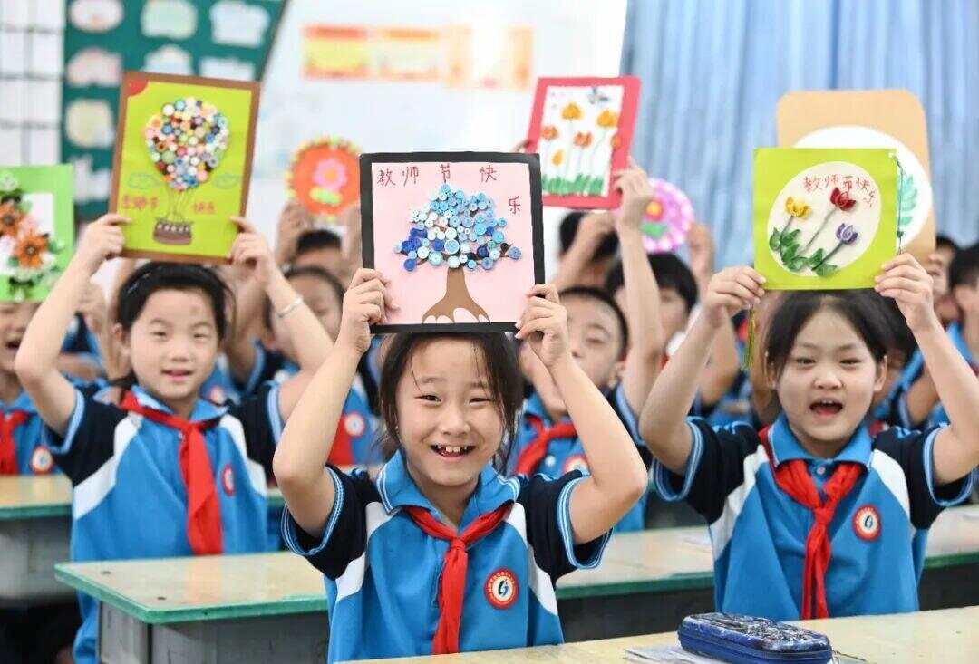 退休老師成了學(xué)校爭(zhēng)搶的香餑餑退休老師成了學(xué)校爭(zhēng)搶的香餑餑——教育界的全新現(xiàn)象解讀