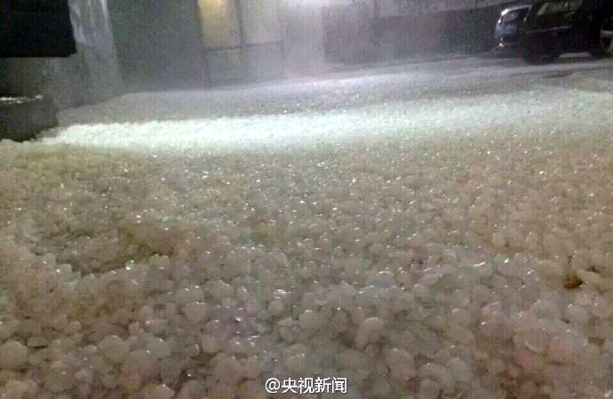 北京為何突降巨型冰雹現(xiàn)象北京突降巨型冰雹的原因是多方面的，具體原因可能包括以下幾點(diǎn)