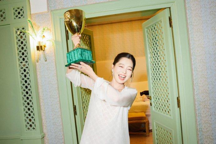 辛芷蕾長文感謝首任經(jīng)紀人梁婷辛芷蕾發(fā)表了一篇長文，向她首任經(jīng)紀人梁婷表示深深的感謝。在這篇充滿情感的文章中，辛芷蕾回顧了與梁婷共同走過的道路，分享了自己的成長經(jīng)歷，并表達了對梁婷的感激之情。