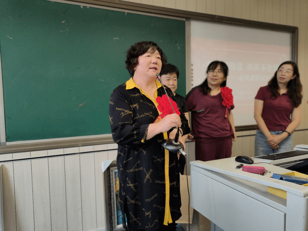 退休教師莊老師退休教師莊老師，歲月靜好，教育情懷長存