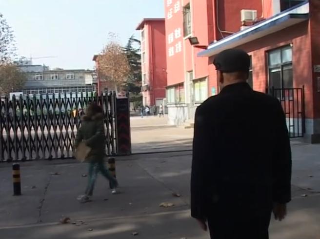69歲爺爺教出3名國(guó)家級(jí)健將這位69歲的爺爺非常了不起，培養(yǎng)出了3名國(guó)家級(jí)健將，展現(xiàn)出了他的教育才能和對(duì)于體育的熱愛。
