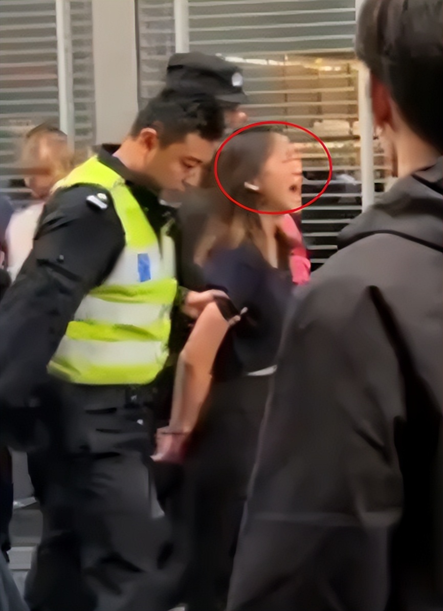 兩女子鬧市被銬走 警方回應(yīng)兩女子鬧市被銬走事件曝光，警方回應(yīng)引起社會關(guān)注