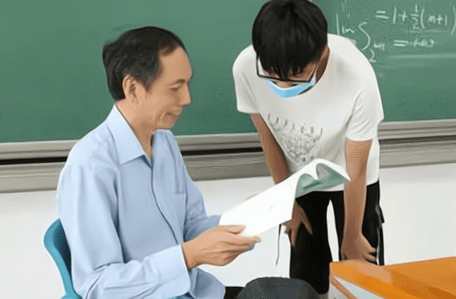 退休老師火了退休老師火了，一位普通老人的非凡人生