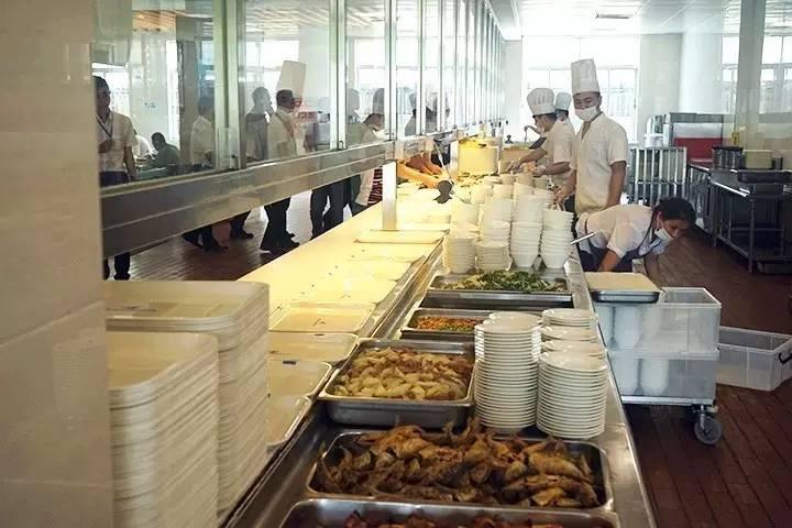 最近我在學(xué)校食堂就餐時(shí)注意到座位不夠的問題了解到你在學(xué)校食堂遇到了座位不足的問題，這是一個(gè)很常見的問題，特別是在用餐高峰期，可能會影響學(xué)生的用餐體驗(yàn)和舒適度。以下是一些建議，希望能幫助你解決這個(gè)問題