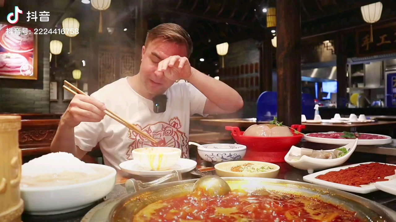 無語哥被重慶火鍋辣哭了無語哥重慶火鍋之旅，辣到淚目，卻仍難忘其味