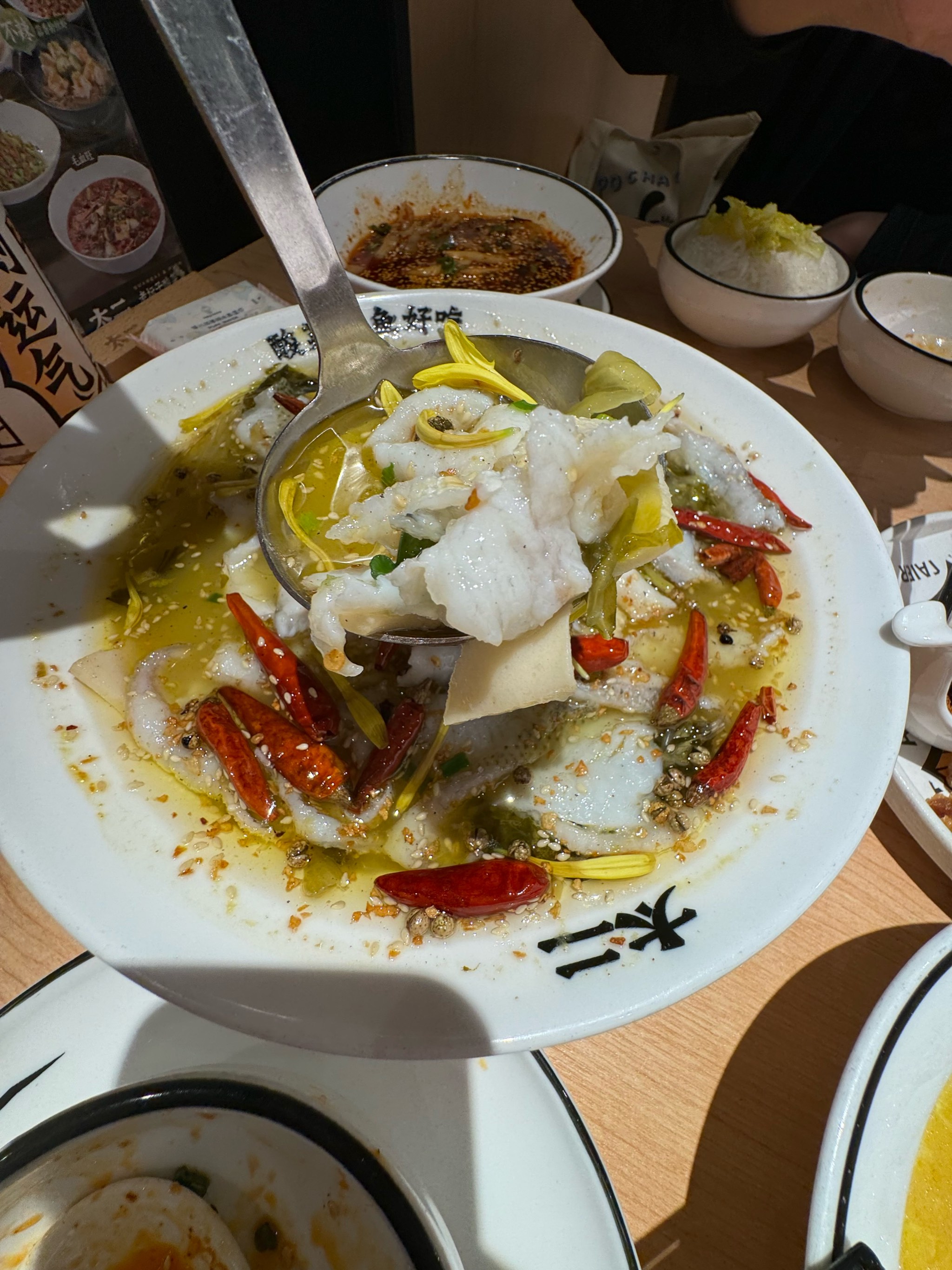 太二酸菜魚沒人吃了揭秘太二酸菜魚，昔日火爆，如今門前冷落