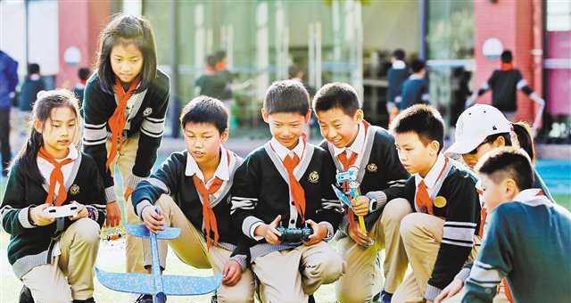 被小學生的群像震撼了被小學生的群像震撼了，可能是因為這些孩子們展現(xiàn)出了令人驚嘆的活力、創(chuàng)造力、熱情以及團隊合作的精神。他們的純真無邪，以及對于學習和生活的熱情，可能會讓人們感到深深的感動和鼓舞。