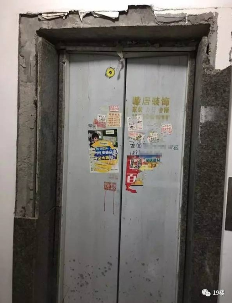 大媽試圖用廚具攔電梯 兩扇門崩壞大媽試圖用廚具攔電梯引發(fā)意外，兩扇門崩壞背后的故事