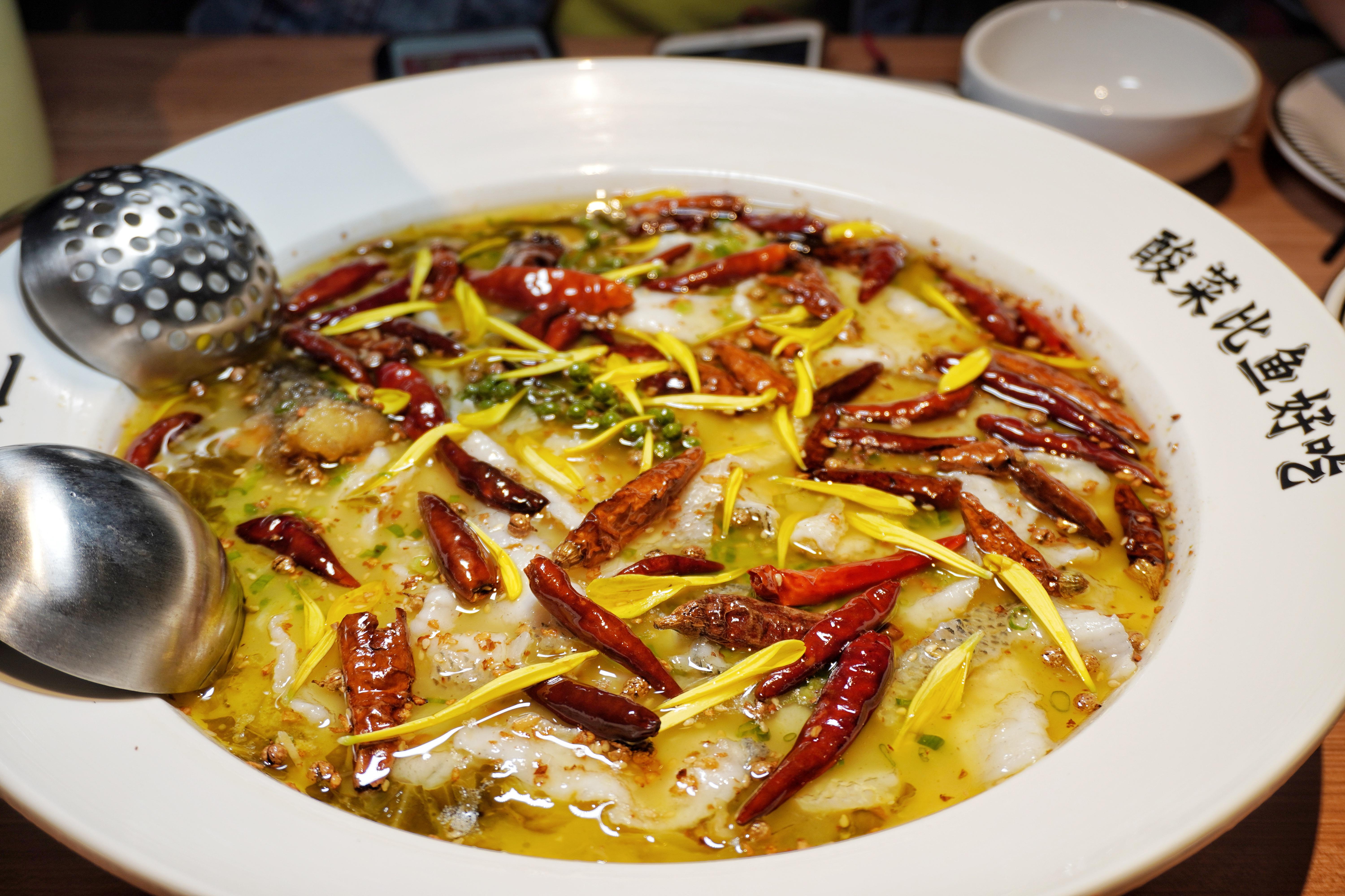 太二酸菜魚(yú)沒(méi)人吃了這種說(shuō)法可能并不準(zhǔn)確。太二酸菜魚(yú)作為一家知名的連鎖餐飲品牌，以其獨(dú)特的酸菜魚(yú)和良好的口碑在市場(chǎng)上擁有廣泛的消費(fèi)者群體。