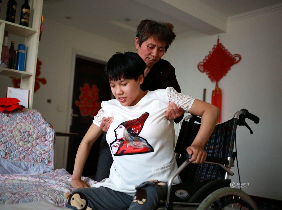 一個(gè)殘疾小伙跟母親一起一個(gè)殘疾小伙與母親共同奮斗的故事，勵(lì)志與堅(jiān)持的力量