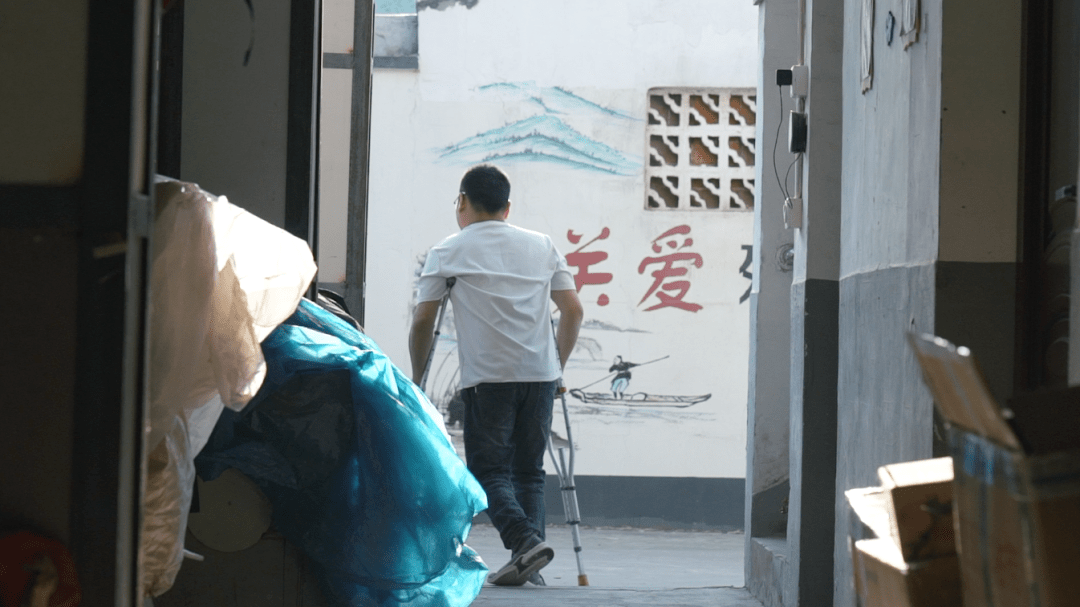 一位殘疾人帶孩子不容易確實(shí)，一位殘疾人帶孩子面臨著許多挑戰(zhàn)和困難。他們不僅要面對日常生活中的各種障礙，還要承擔(dān)照顧孩子的責(zé)任，這往往需要更多的努力和耐心。